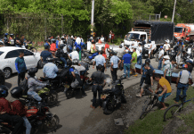Bloqueo de pescadores artesanales paralizó vía al norte del Huila durante 12 horas